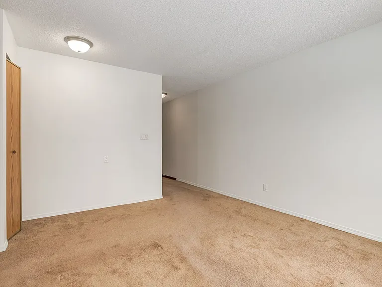 2404 16a St SW — Photo 22