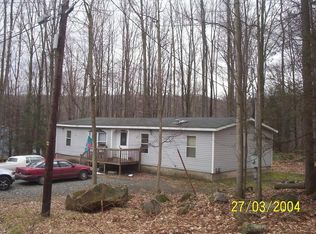 63 Hillside Dr #TOWNHOUSE E, Greentown, PA 18426