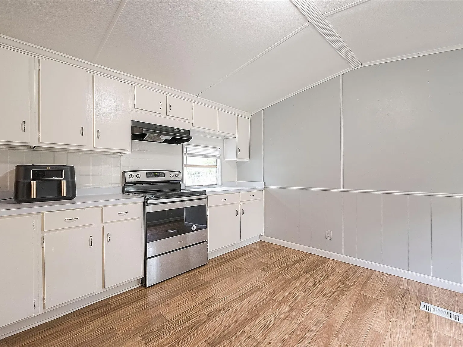 3 bed, 2.0 bath, 1280 sqft, $1,495 — Photo 4