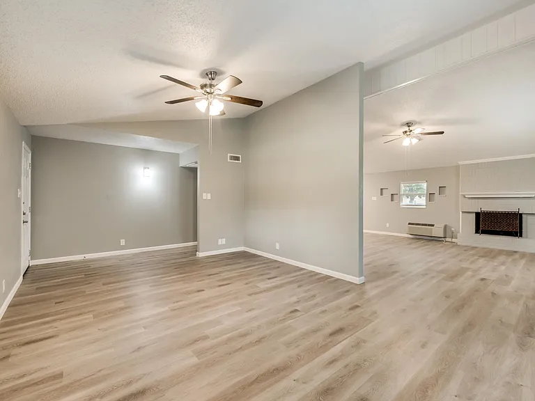 2402 Scotswood Dr — Photo 7