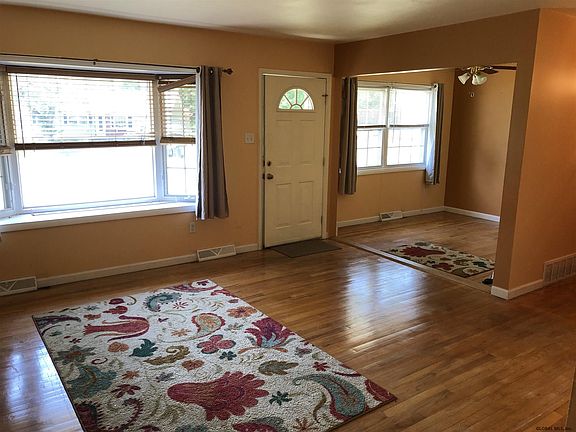 4th image of 11 Valerie Ln