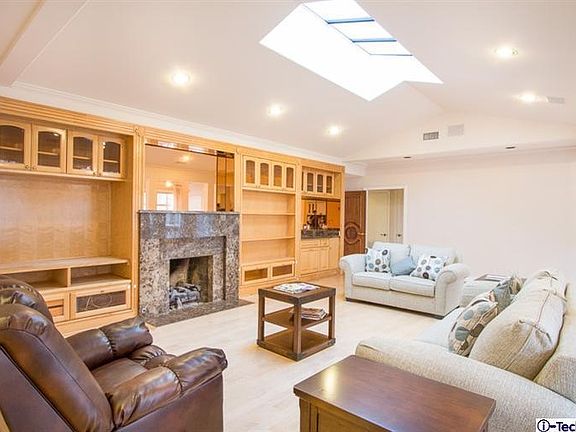 3rd image of 915 Green Ln