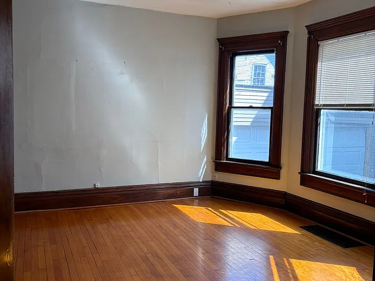 238-240 N Oakland Ave — Photo 1