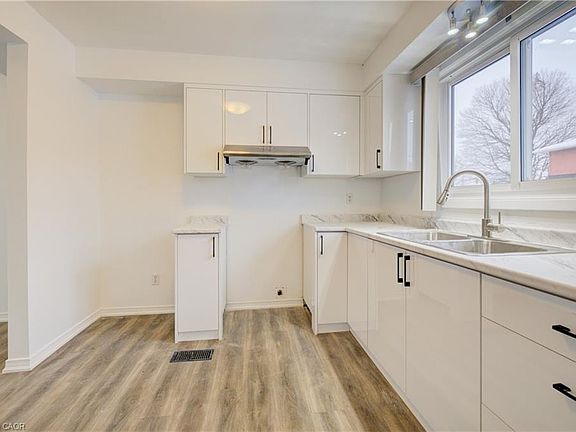 5th image of 1051 Nellis St #4