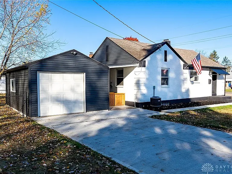 3001 Delaine Ave — Photo 2
