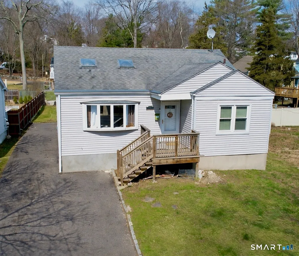 153 Oaklawn Avenue photo 1