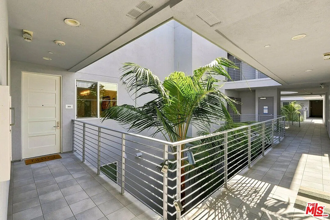 2 bed, 2.5 bath, 1400 sqft, $5,500 — Photo 2