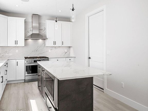 3rd image of 555 Lillie Road