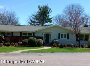 440 Mountain View Dr, Dallas, PA 18612