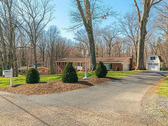 3rd image of 7105 Woodglen Ct