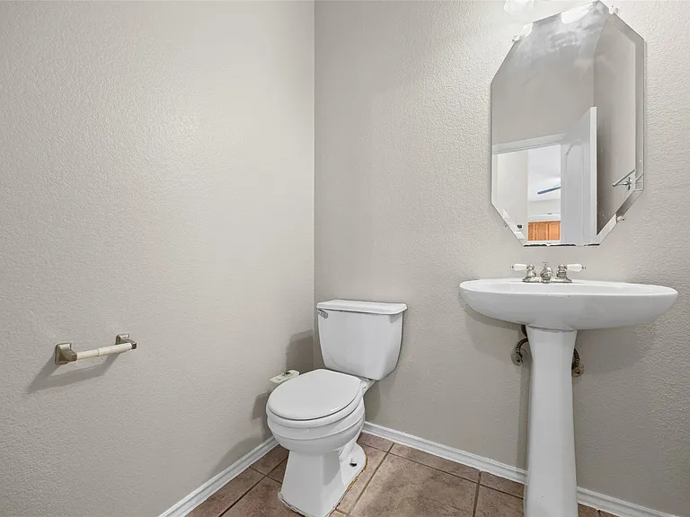 20521 Farm Pond Ln — Photo 12