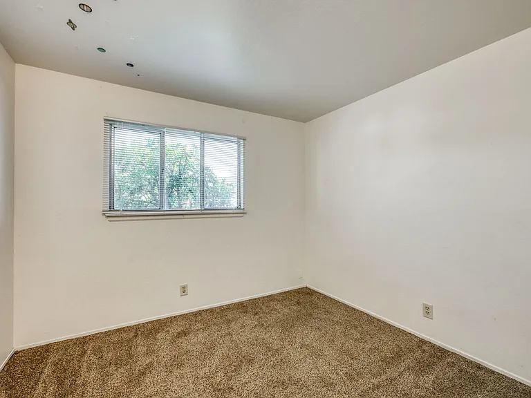 2526 E Hampton Way — Photo 3