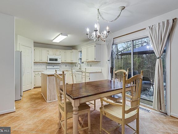 5th image of 3074 Lake Hill Ct