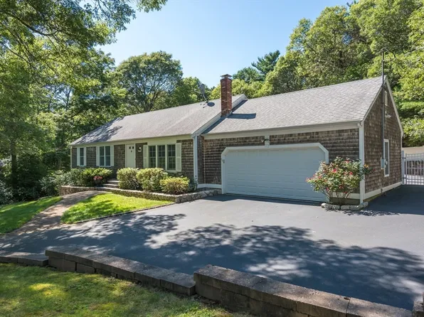 35 Sharon Cir, Barnstable, MA 02630