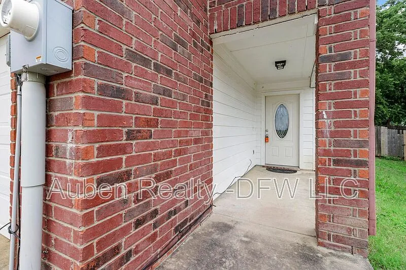 3 bed, 2.5 bath, 1527 sqft, $1,550 — Photo 3