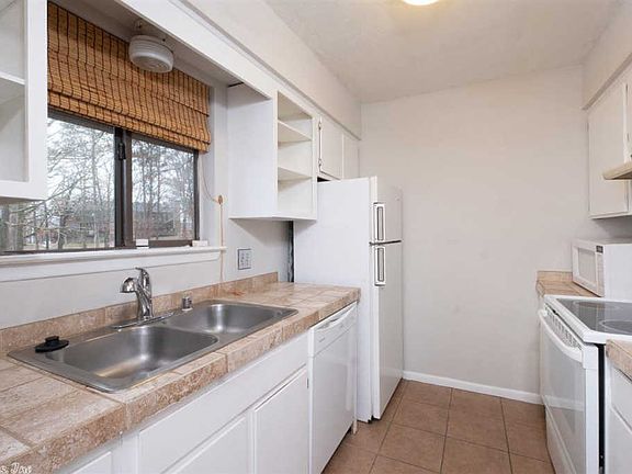 5th image of 518 Green Mountain Cir APT 9
