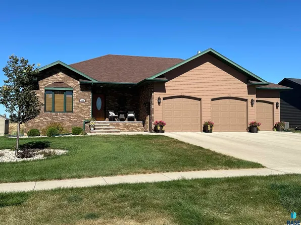 1012 NE 11th St, Madison, SD 57042