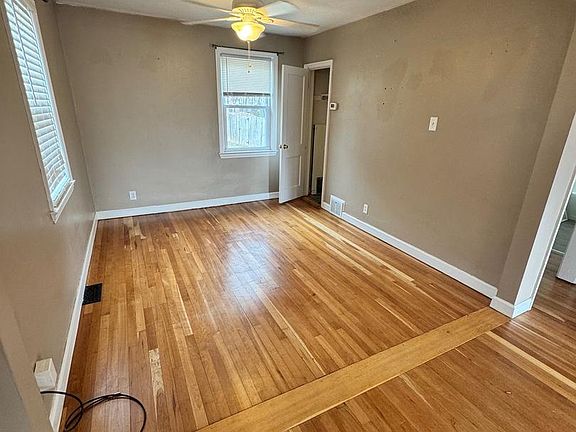 3rd image of 1000 Columbia Rd