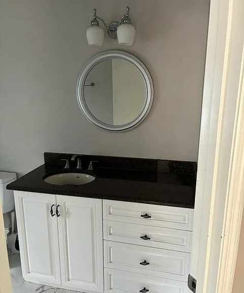 2nd bathroom (upstairs)