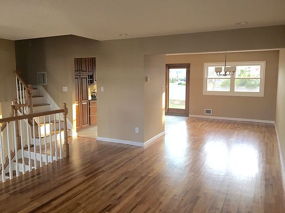 5th image of 307 Violet St