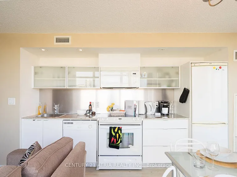 4K Spadina Ave #302 — Photo 4