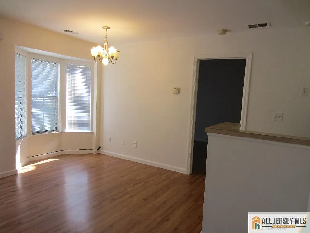 1 bed, 1.0 bath, 450 sqft, $1,900 — Photo 4