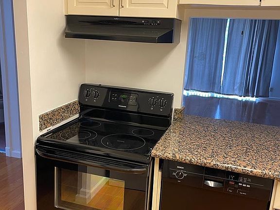 3rd image of 480 EXECUTIVE CENTER Drive #3H