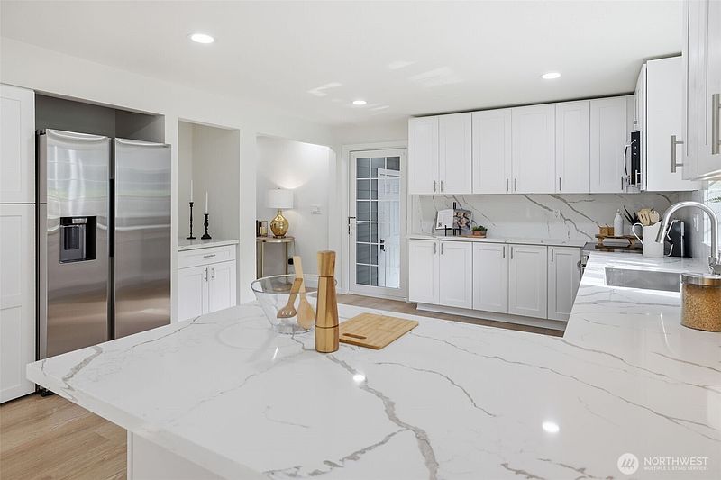 5th image of 9812 59th Avenue S