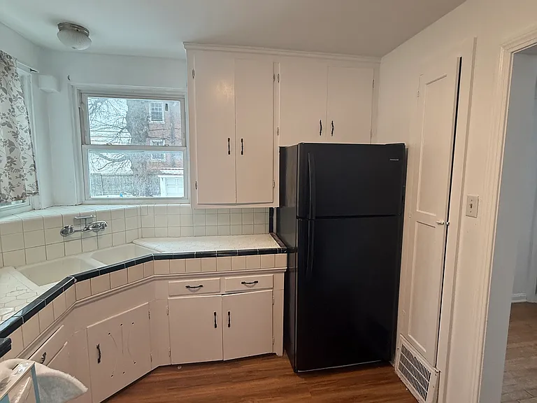 270 E 232nd St — Photo 3
