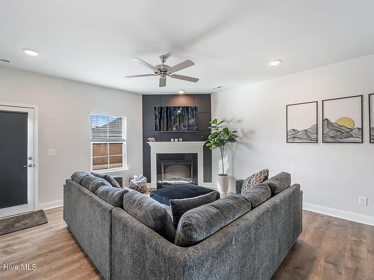 1003 Manhatten Ct — Photo 8