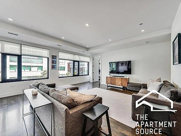 3rd image of 668 N Kingsbury St #2