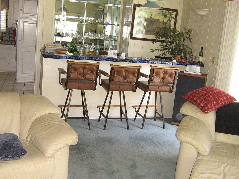 Wet Bar in Familyroom