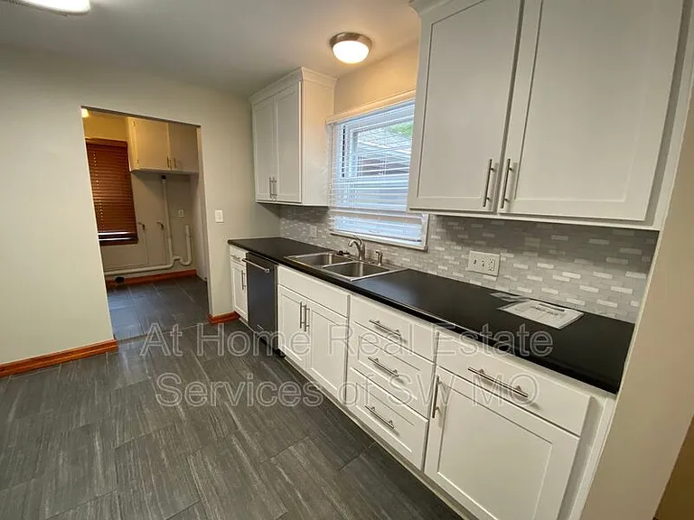 1526 S Kentwood Ave — Photo 5