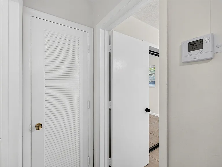2500 SW 18th Ter #5 — Photo 10