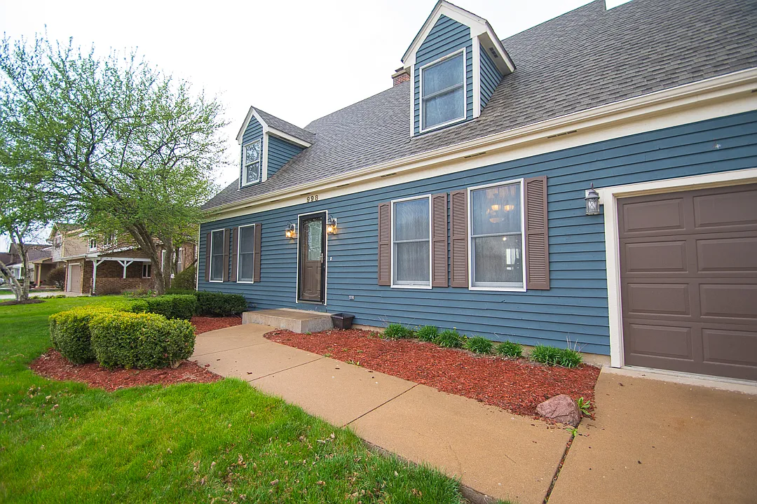 998 Almond Dr photo 1