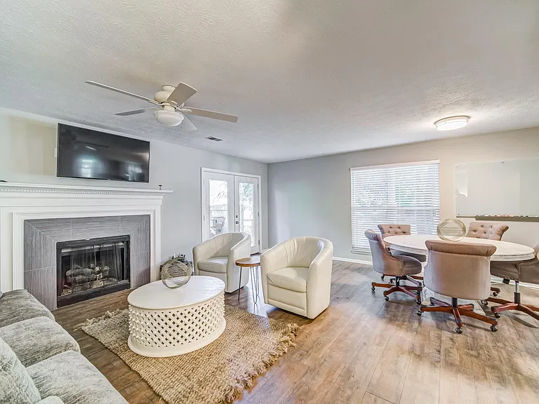 5126 Village Green Way — Photo 4