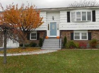 1085 Roxbury Dr, Westbury, NY 11590