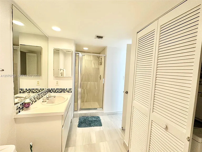 16425 E Collins Ave #1215 — Photo 10