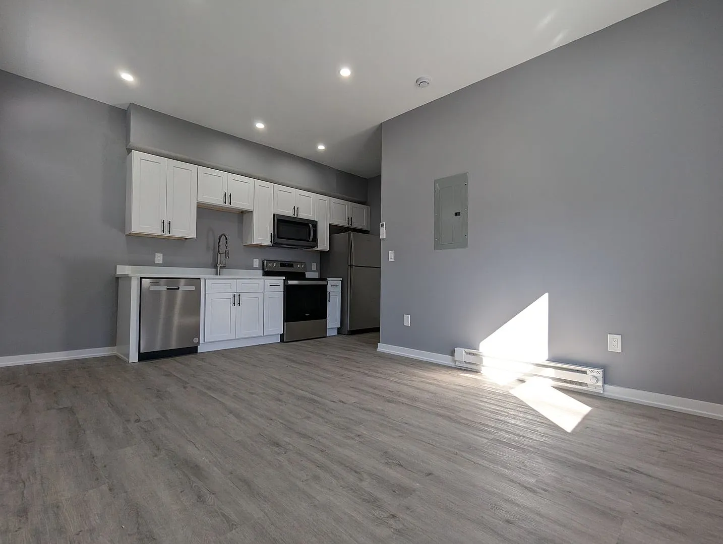 64 Howard St — Photo 2