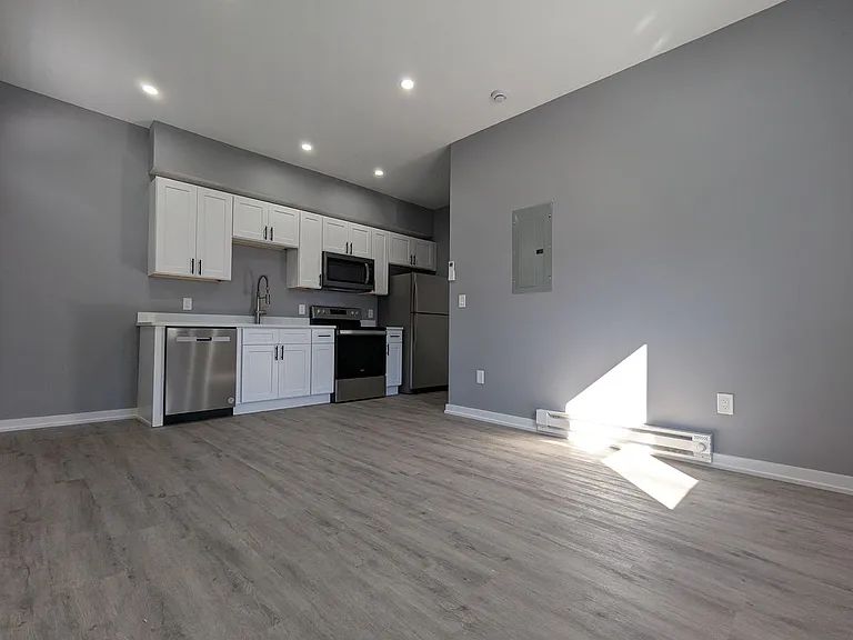 64 Howard St — Photo 2