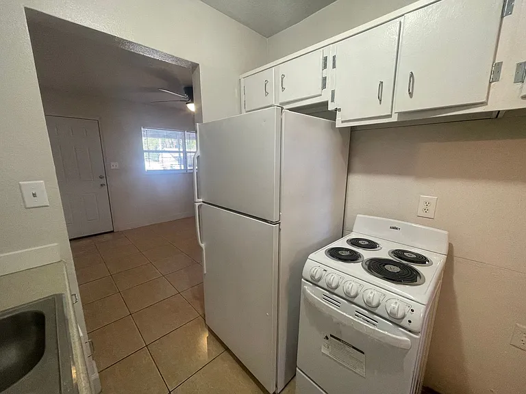 1000 E Magnolia Ave — Photo 2