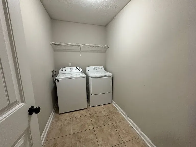 New London Apartments — Photo 33