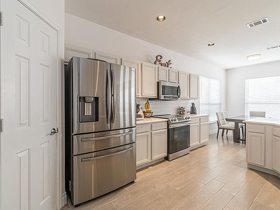 2nd image of 1002 Maltese Ln