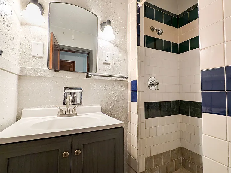 704 Hickory St — Photo 10