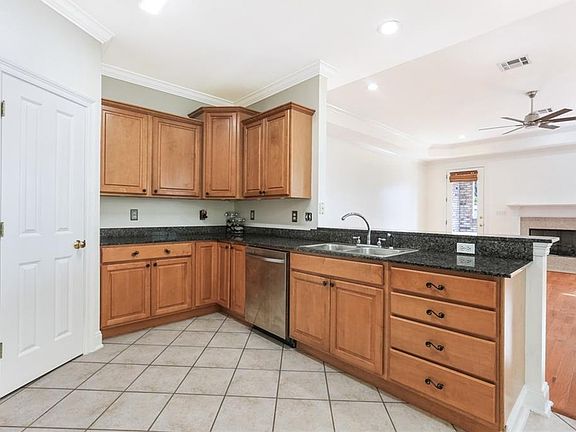5th image of 825 N Woodlawn Ave