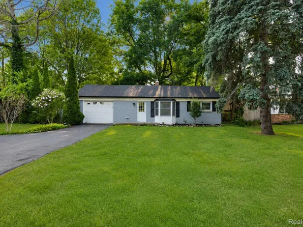 648 S Cass Lake Rd, Waterford, MI 48328