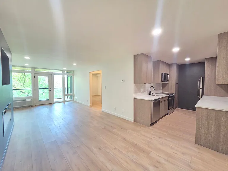 358 S Coeur D Alene St — Photo 2