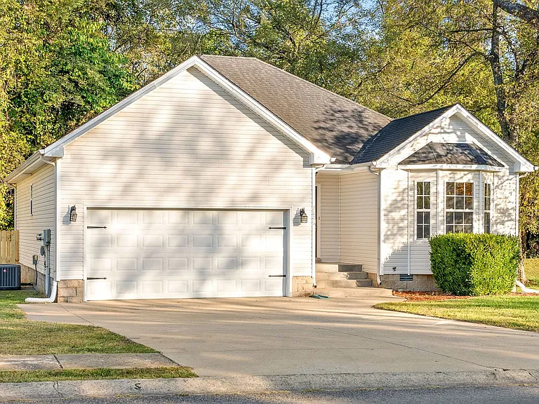2845 Teakwood Dr — Photo 2
