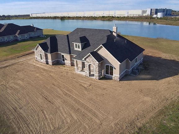 2nd image of 3811 Lakeridge Pkwy