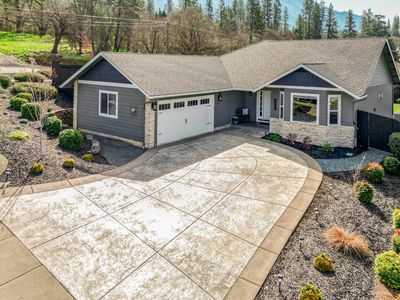 1915 Harpazo Ln, Grants Pass, OR, 97527